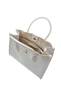 Bolso de cuero blanco con un bolsillo interior con cremallera, acentos dorados, doble asa y una textura suave. La vista abierta revela compartimentos organizados.