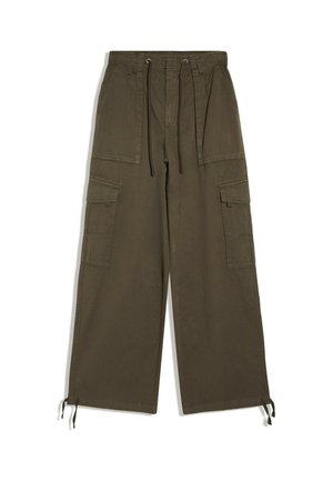 Pantalon cargo large vert olive foncé avec poches plaquées à l'avant, poches latérales à rabat, taille à cordon et liens aux chevilles.