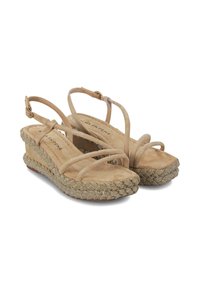 Sandalias de cuña de ante beige con tiras finas y una suela de esparto trenzada decorada. La plantilla de textura suave mejora la comodidad y el soporte.