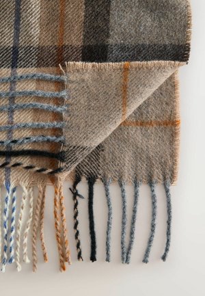 Vlněný šátek s hnědým, béžovým a šedým károvaným vzorem, zdobený dlouhými třásněmi v různých barvách, včetně modré, oranžové a černé.
