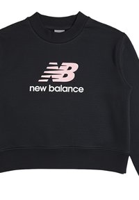 Felpa nera con colletto a girocollo, con logo New Balance rosa. Realizzata in materiale liscio con polsini e fondo a costine.