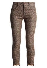 Leopardmönstrade smala jeans i brunt med svarta fläckar; har en standardmidja, fem fickor och fransad kant.