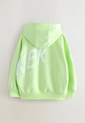 Zelena dukserica s mekim teksturom, sa velikim bijelim natpisom "KER" i "BAKER" na leđima. Podesiva kapuljača i rebrasti manžeti.
