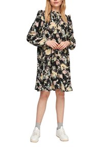 Robe fleurie noire avec manches courtes bouffantes, col montant et coupe ample. Le tissu a une texture lisse avec des accents pastel.