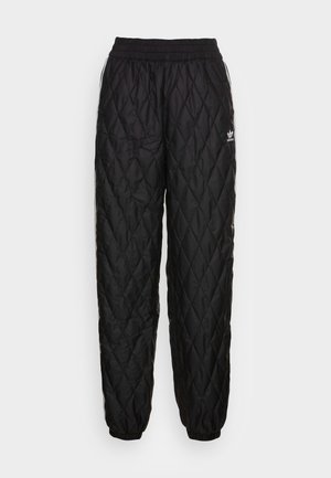 Czarne pikowane spodnie dresowe Adidas z elastycznym pasem i mankietami, z białym logo Adidas na lewym udzie i trzema białymi paskami po bokach.