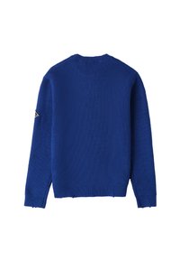 Blauwe gebreide trui met een structuurpatroon, ronde hals en geribbelde manchetten. Bevat een logo-accent op de linker mouw.