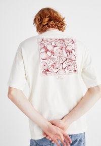 Selected Homme SLHLOOSECORBY NECK TEE - Marškinėliai su spaudiniu - egret
