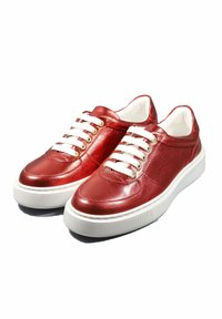 Rote metallische Leder-Sneaker mit weißen Schnürsenkeln und goldenen Ösen. Dicke weiße Gummisohle und glatte Textur mit abgerundetem Zehenbereich.