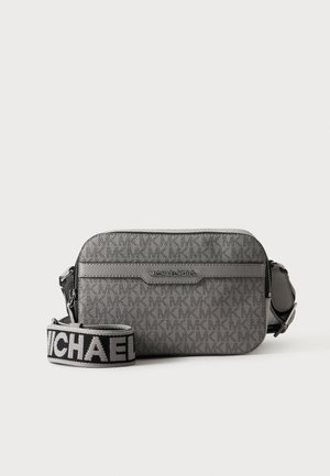 Сиво чанта Michael Kors тип „кросбоди“ с текстуриран модел и широка регулируема рамо с отличителен дебел черен и сив текст "MICHAEL".