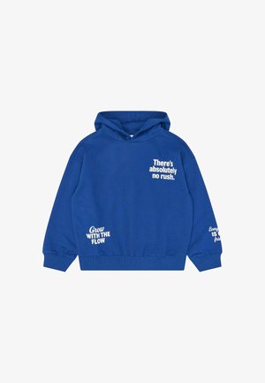 Sweat à capuche bleu avec trois textes blancs imprimés : « Il n'y a absolument aucune précipitation », « Grandis avec le flux », et texte partiellement visible sur la manche.