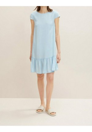 Robe bleu clair avec un col rond et des manches courtes, dotée d'un ourlet volanté. Le tissu semble lisse, complété par de simples sandales à enfiler.