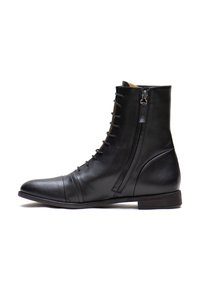 Stivale alla caviglia in pelle nera con punta rotonda, lacci sul davanti e cerniera laterale. Presenta una texture liscia e un tacco basso a blocco.