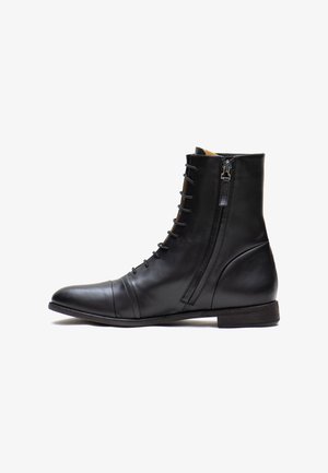 Schwarze Leder-Ankle-Boots mit runder Zehenform, Schnürverschluss vorne und seitlichem Reißverschluss. Sie besitzen eine glatte Textur und einen niedrigen Blockabsatz.