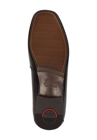 Schwarze Leder-Schuhsohle mit einer braunen Gummieinlage, die ein strukturiertes Griffmuster aufweist und einen roten Akzent in der Nähe der Ferse mit sichtbarem Branding hat.