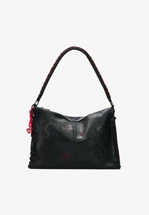 Bolso de cuero negro con detalles en rojo cosidos, rostros en relieve de Mickey y Minnie Mouse, corazones rojos y asa trenzada.