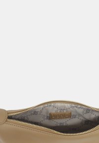 Pouch in pelle beige con chiusura a zip. L'interno presenta una stampa con logo su una fodera in tessuto chiaro. Texture liscia, design semplice.