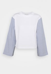 Cropped t-shirt with a white body and blue striped long sleeves. Made of cotton with a soft texture, featuring a round neck design.