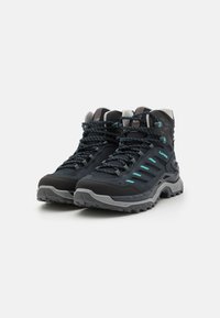 Botas de hiking pretas com solas cinzentas, acentos azuis e cinzentos, superfícies texturizadas e atacadores robustos. Design alto para suporte do tornozelo.