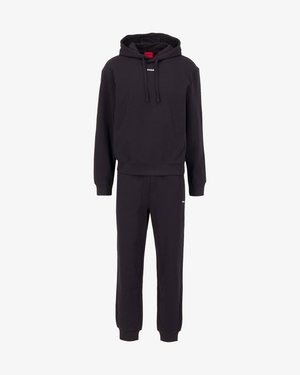 Zwart sweatshirt en sweatpants set. Hooded top met wit logo, geribbelde manchetten. Broek heeft elastische tailleband en taps toelopende benen. Zachte stof.