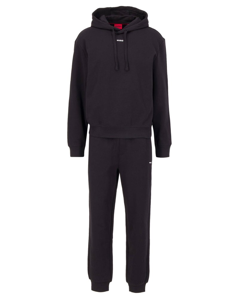 Svart sweatshirt och sweatpants set. Luvtröja med vit logotyp, ribbade ärmar. Byxorna har resårmidja och avsmalnande ben. Mjukt tyg.