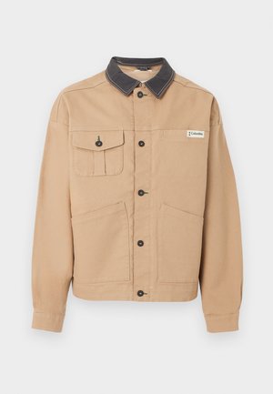 Jakna boje brončane s crnim ovratnikom, na kopčanje sprijeda, s dva velika donja džepa, jednim džepom na prsima s kopčanjem i logotipom Columbia na prsima.