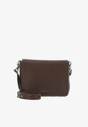 Sac bandoulière en cuir marron avec une finition texturée, quincaillerie argentée, sangle ajustable et fermeture à rabat. Design minimaliste, sans motifs.