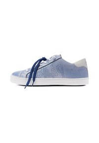Baskets basses avec tige texturée bleu clair, semelle blanche, lacets blancs et bleu marine, et languette de talon blanche, vues de profil gauche.