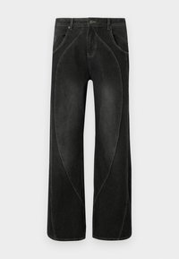 Črne kavbojke iz jeansa s širokimi hlačnicami, okrašene s ukrivljenimi šivi, diskretnim bledenjem in kontrastnim šivanjem. Standarden pas in žepi.