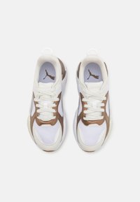 Scarpe da ginnastica bianche e marroni con tomaia in rete testurizzata, collo imbottito e suola in gomma. Presenta un logo sulla linguetta e sul lato.