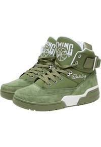 Zapatillas altas verdes de gamuza y malla. Las características incluyen texturas perforadas y suaves, acentos en blanco y soporte acolchado en el tobillo.