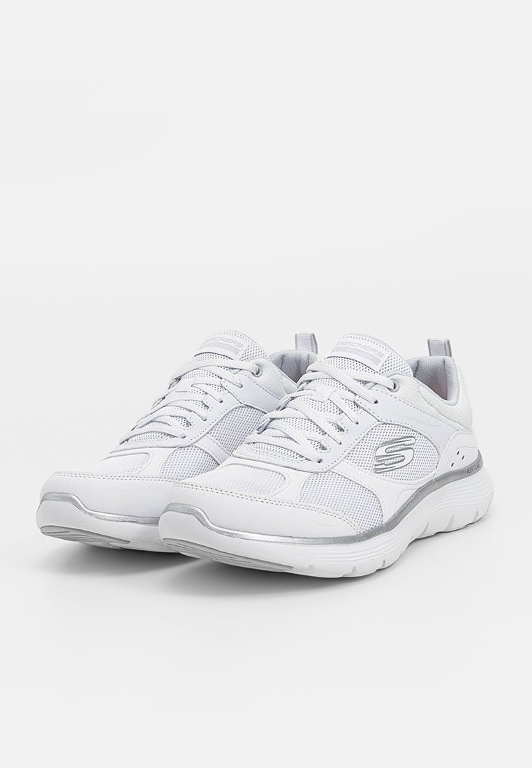 Scarpe atletiche bianche con pannelli in rete, punta arrotondata, suola testurizzata e accenti argentati. Presentano lacci e linguetta imbottita per il comfort.