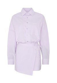 Chemise rayée lilas avec un col classique, des manches longues, une fermeture à boutons et une taille nouée pour un ajustement réglable, dotée d'une poche latérale.