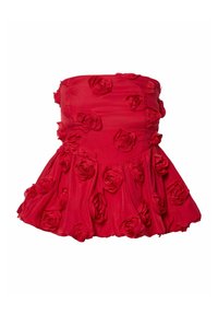 Rød strapless kjole med flared nederdel, prydet med teksturerede rose-applikationer, har en tætsiddende overdel og lagdelt stof for volumen.