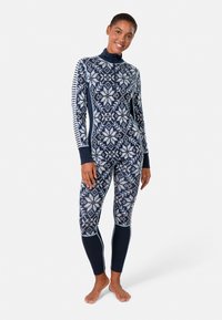 Vollkörper-Thermoanzug in Marineblau mit weißen geometrischen Mustern. Verfügt über einen halben Reißverschlusskragen, lange Ärmel und eng anliegende Beine. Hergestellt aus weichem und dehnbarem Material.