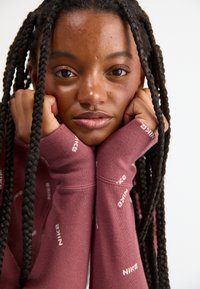 Nike Sportswear LOGO - Vesta - red sepia/light orewood brown/white