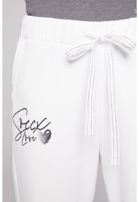 Soccx MIT GLITTER PRINT - Pantalones deportivos - ivory