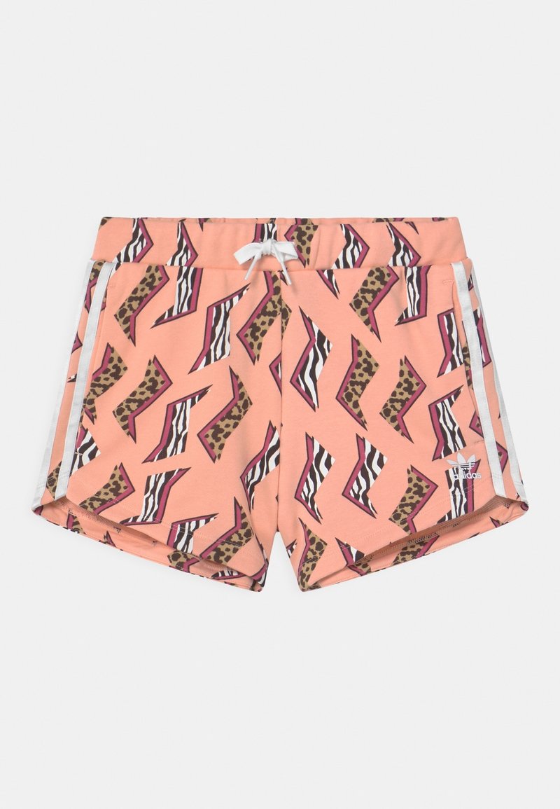 Różowe krótkie spodenki sportowe z białym sznurkiem, białymi bocznymi paskami oraz geometrycznym wzorem zwierzęcym. Małe logo Adidas na dolnej prawej nogawce.