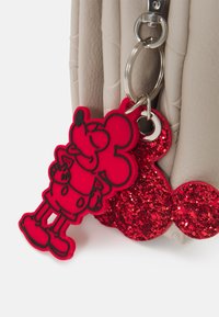 Desigual ALL MICKEY DORDMUNT FLAP - Håndveske - crudo