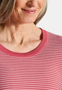 Rosa gestreifter Strickpullover mit weiter, runder Ausschnitt und strukturiertem Stoff. Das Design weist abwechselnd helle und dunklere Streifen auf.