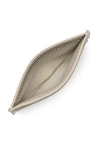 Beige leren etui met een afgeronde vorm, voorzien van een gestikte rand en een getextureerde binnenkant. De ritssluiting is bovenaan zichtbaar.