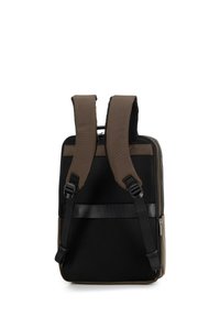 Zaino nero e marrone con spallacci in rete imbottita, chiusura con zip e forma rettangolare elegante. Presenta un pannello laterale testurizzato.