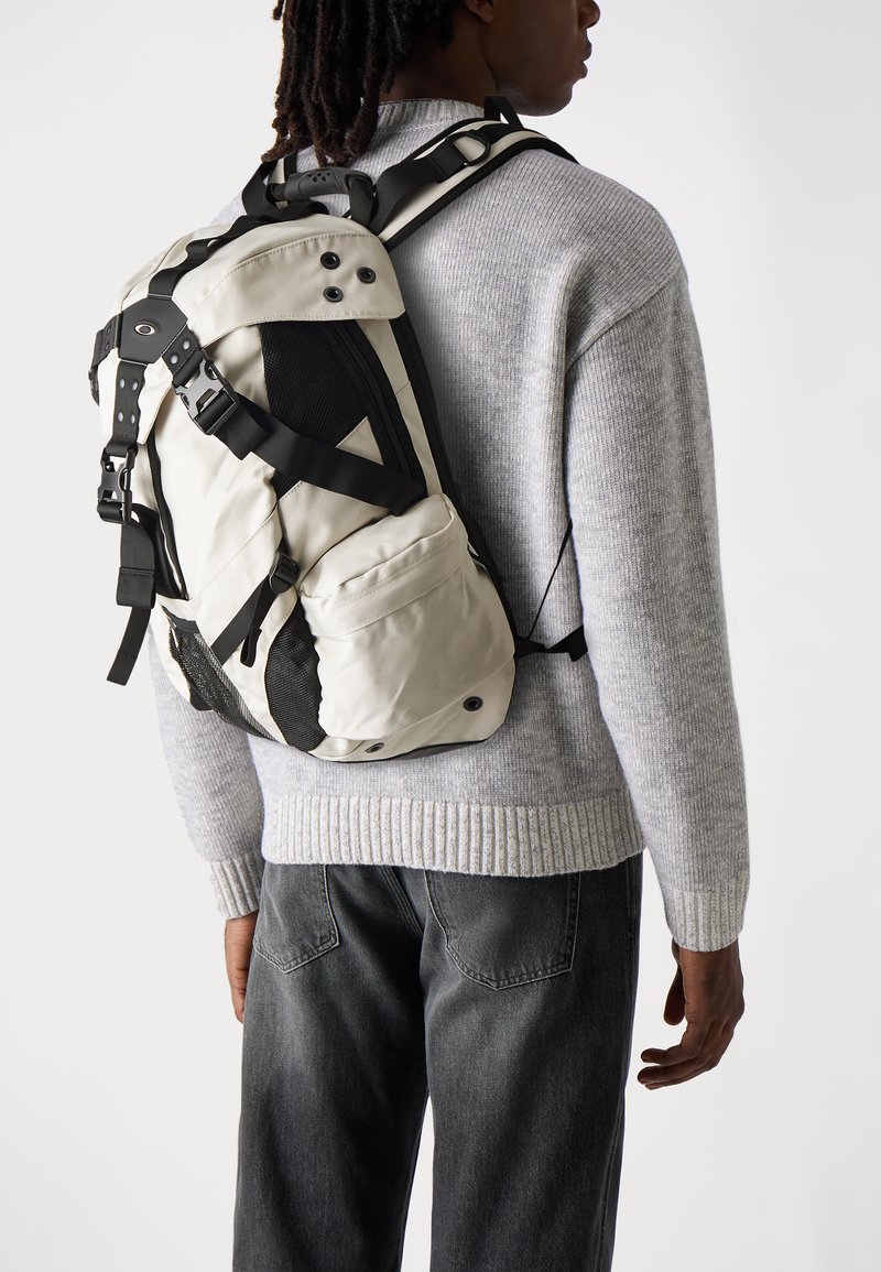 Oakley - ICON BACKPACK UNISEX - Tagesrucksack - mist, Vergrößern