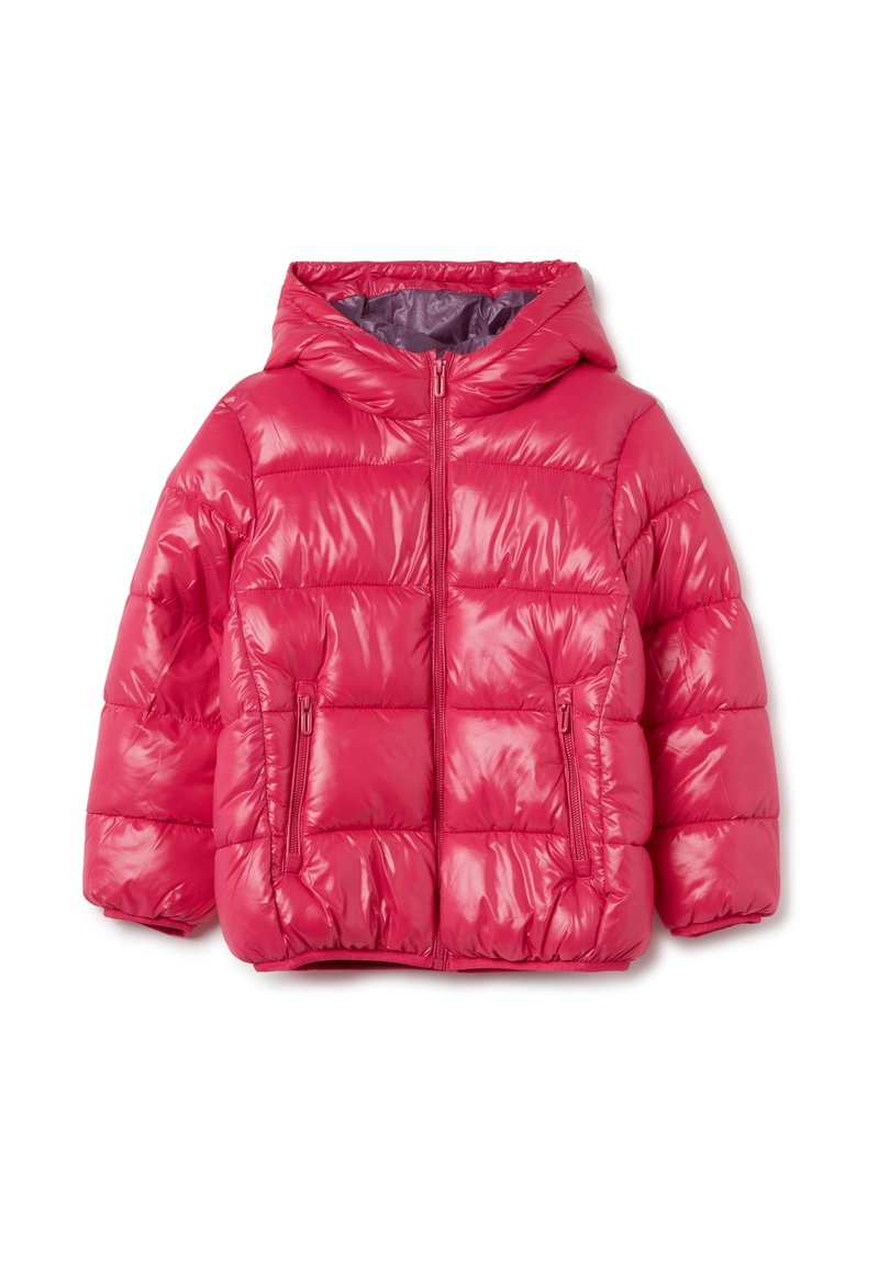 Doudoune rose rembourrée avec capuche, présentant une finition brillante, un zip sur le devant et deux poches latérales. Légère avec un design matelassé.