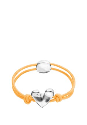 Pulsera de cordón naranja de doble hebra con un charm central en forma de corazón irregular de plata y un cierre liso de plata.
