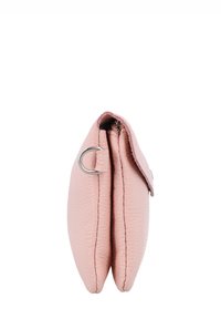 Cartera de cuero rosa con superficie texturizada, que presenta un detalle de metal plateado y un diseño compacto con dos compartimentos.