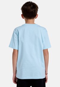 Lyseblå bomuld T-shirt med korte ærmer, rund halsudskæring og afslappet pasform. Bagsiden er ensfarvet uden mønstre eller logoer.