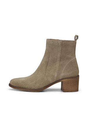 Beiger Wildleder-Stiefelette mit 5 cm hohem Blockabsatz aus Holz, rund zulaufender Spitze, seitlichem Reißverschluss und Zuglasche hinten.