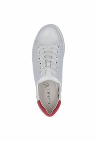 Sneaker alb cu un superior din piele netedă, vârf rotund și un accent de călcâi din suede roșu. Are un sistem de închidere cu șireturi și un guler căptușit.