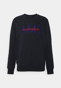 Černá mikina s kulatým výstřihem, na přední straně s nápisem "Scotch&Soda" červeným písmem a vyšitým "AMS" modrými písmeny.