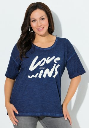 Granatowy, oversize'owy T-shirt wykonany z miękkiego materiału, z białym nadrukiem "LOVE ALWAYS WINS". Krótkie rękawy i zaokrąglony dekolt.